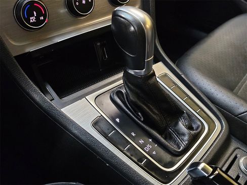 Used 2015 Volkswagen Golf SE image 29