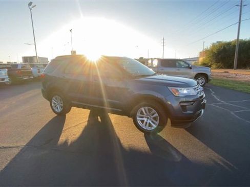Used 2019 Ford Explorer XLT image 2