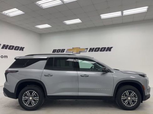 Used 2025 Chevrolet Traverse LT image 4