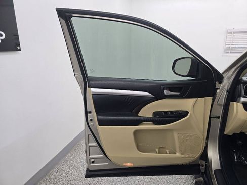 Used 2015 Toyota Highlander XLE FWD image 27