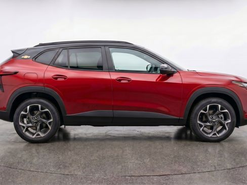 Used 2025 Chevrolet Trax LT FWD image 11