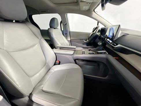 Used 2024 Toyota Sienna XLE FWD image 31