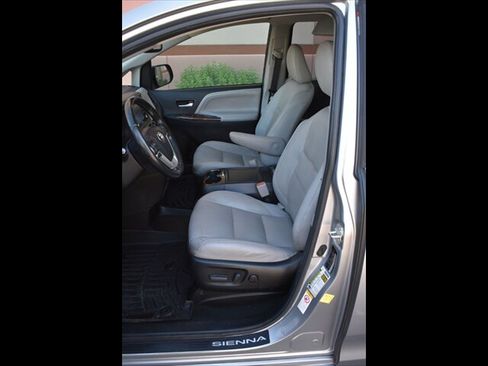 Used 2018 Toyota Sienna Limited Premium w/ Preferred Accessory Package FWD image 16