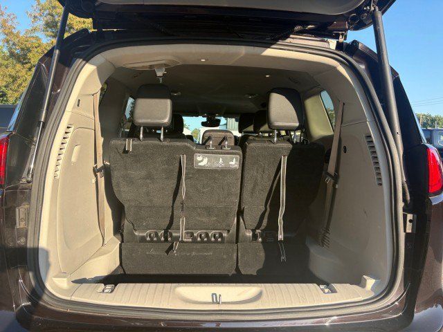 Used 2017 Chrysler Pacifica Touring-L Plus w/ Advanced Safetytec Group FWD image 19