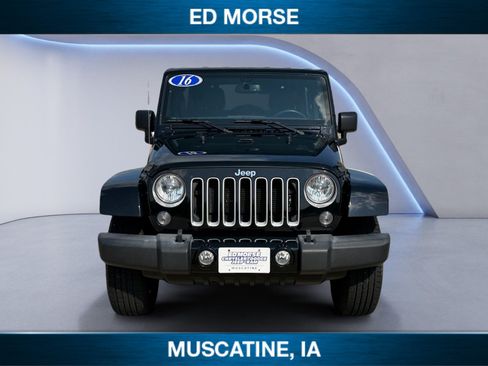 Used 2016 Jeep Wrangler Unlimited Sahara w/ Connectivity Group AWD/4WD image 8