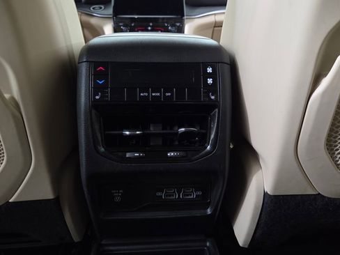 Used 2023 Jeep Grand Cherokee L Limited AWD/4WD image 39