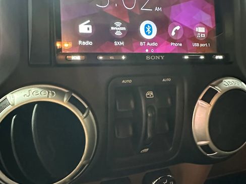 Used 2012 Jeep Wrangler Unlimited Sahara w/ Connectivity Group AWD/4WD image 14