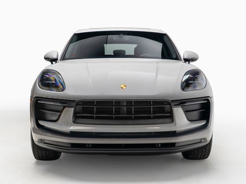 Used 2022 Porsche Macan AWD/4WD image 3