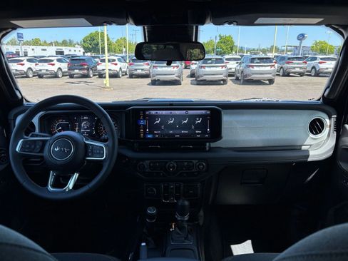 Used 2025 Jeep Wrangler Unlimited Sahara AWD/4WD image 33
