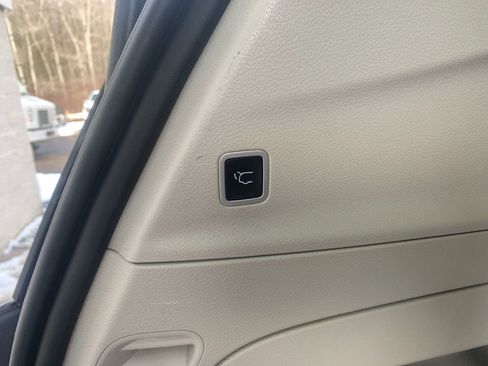 Used 2017 Chrysler Pacifica Touring-L Plus w/ Tire & Wheel Group image 10