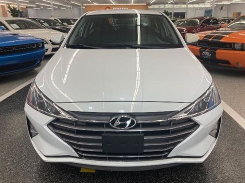 Used 2019 Hyundai Elantra SE w/ Cargo Package FWD image 4