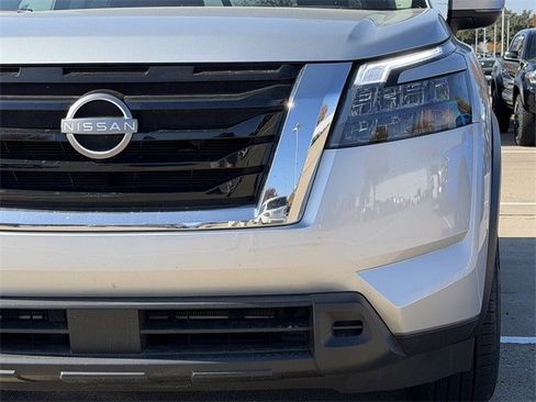 Used 2024 Nissan Pathfinder SV image 8