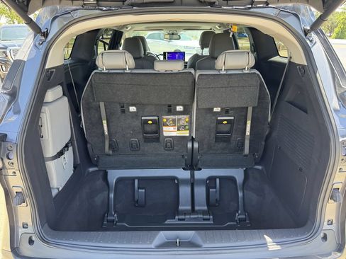 Used 2025 Toyota Sienna XLE FWD image 27