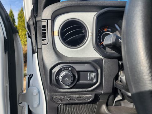 Used 2025 Jeep Wrangler Sport image 22