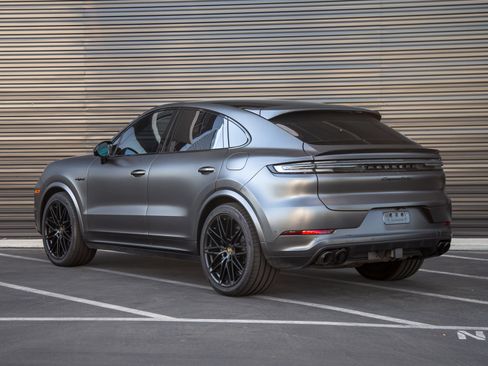 Certified 2024 Porsche Cayenne Turbo AWD/4WD image 3