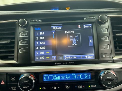 Used 2019 Toyota Highlander SE image 14