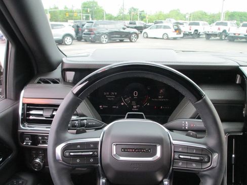 Used 2026 GMC Yukon Denali w/ Denali Reserve Package AWD/4WD image 35