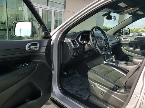 Used 2021 Jeep Grand Cherokee Laredo X image 12