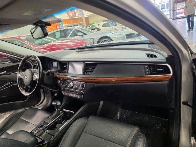 Used 2017 Kia Cadenza Premium w/ Luxury Package FWD image 9