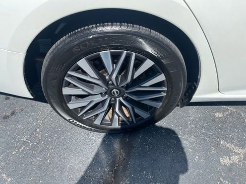 Used 2025 Nissan Altima 2.5 SV FWD image 12