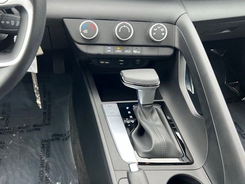 Certified 2025 Hyundai Elantra SE FWD image 19
