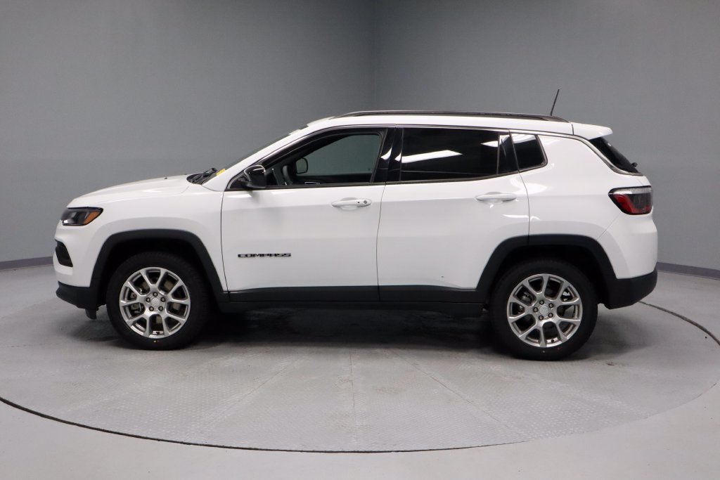 Used 2024 Jeep Compass Latitude w/ Sun and Sound Group AWD/4WD image 7