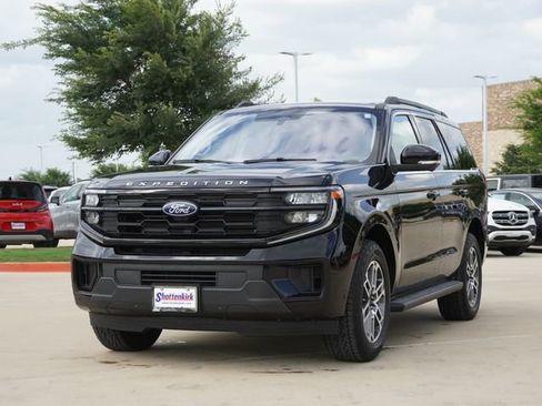 Used 2025 Ford Expedition Active AWD/4WD image 3