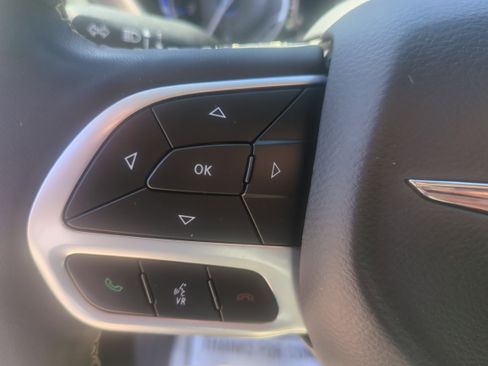 Used 2024 Chrysler Pacifica Touring-L FWD image 14