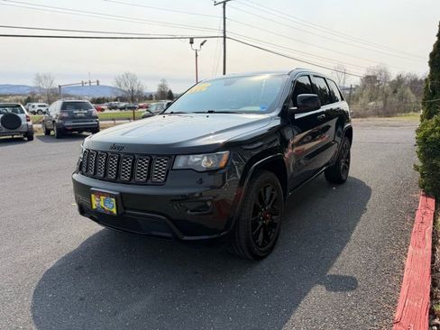 Used 2017 Jeep Grand Cherokee Altitude image 4