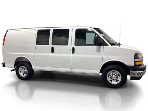 Used 2025 Chevrolet Express 2500 w/ Driver Convenience Package RWD image 4