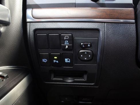 Used 2019 Toyota Land Cruiser w/ Four Season Floor Mat Package image 61