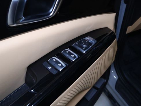 Used 2024 Kia Carnival EX image 12