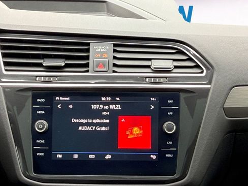 Used 2018 Volkswagen Tiguan SEL AWD/4WD image 14