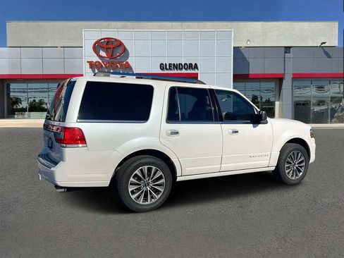Used 2017 Lincoln Navigator Select image 3