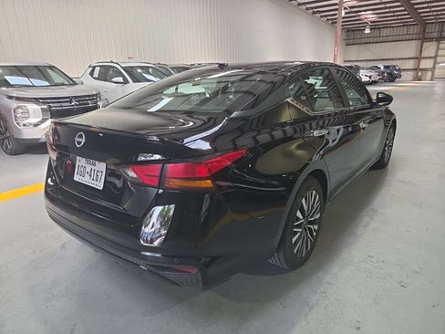 Used 2025 Nissan Altima 2.5 SV FWD image 9
