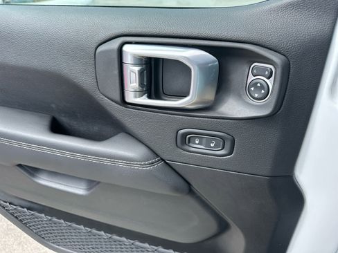 Used 2022 Jeep Wrangler Unlimited Sahara w/ Cold Weather Group image 17