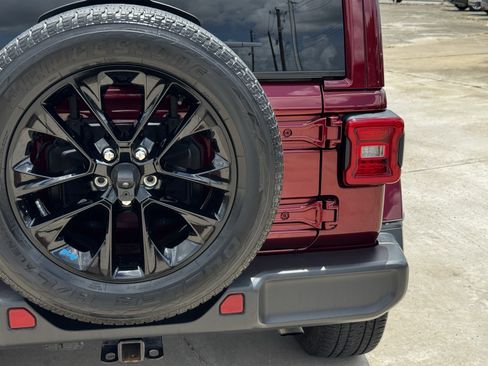 Used 2022 Jeep Wrangler Unlimited Sahara AWD/4WD image 10