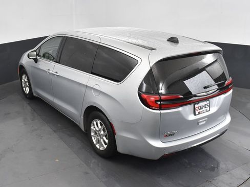 Used 2023 Chrysler Pacifica Touring-L FWD image 40