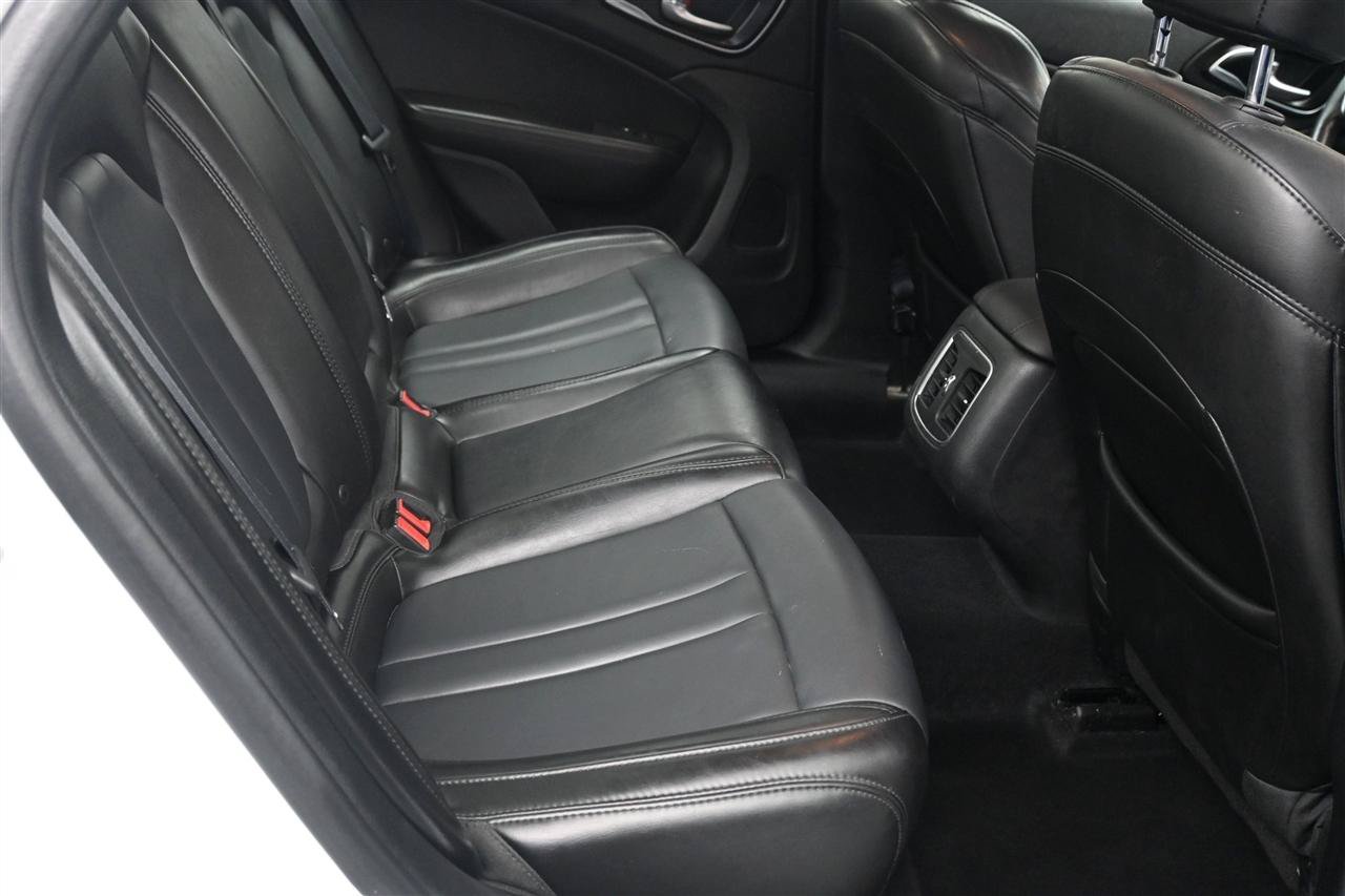 Used 2017 Chrysler 200 Limited Platinum w/ Comfort & Convenience Group FWD image 10