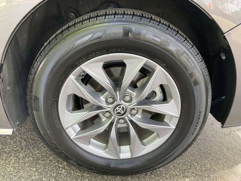 Used 2023 Toyota Sienna XLE FWD image 7
