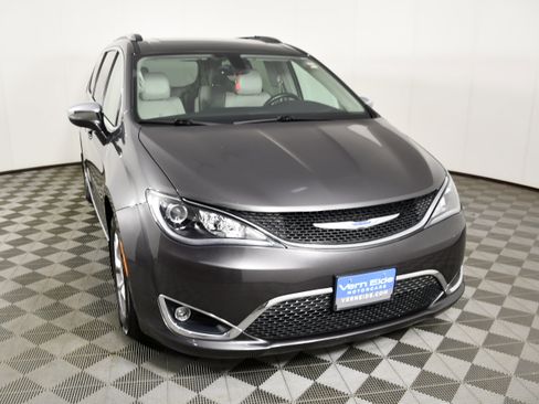 Used 2017 Chrysler Pacifica Limited FWD image 3