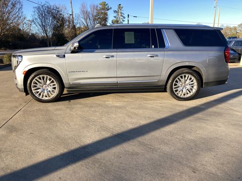Used 2023 GMC Yukon XL Denali w/ Denali Reserve Package image 9