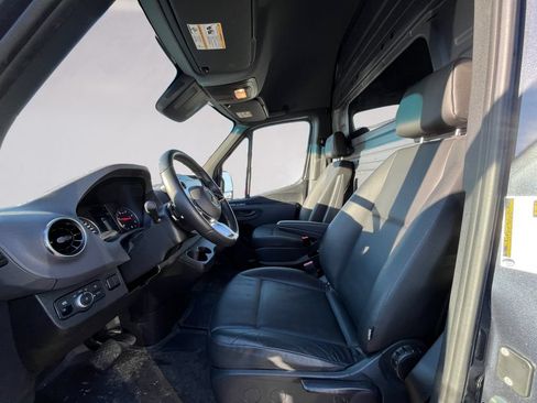 Used 2025 Mercedes-Benz Sprinter 2500 image 6