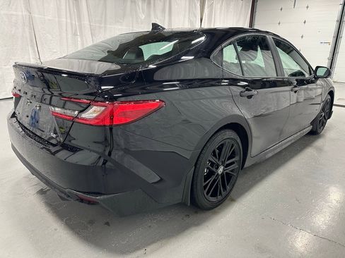Used 2025 Toyota Camry SE image 7