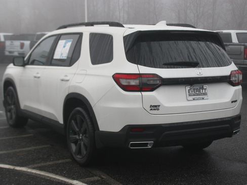 Used 2025 Honda Pilot Sport image 5