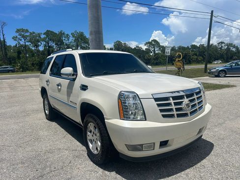 Used 2011 Cadillac Escalade Premium RWD image 35