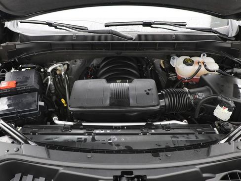 Used 2025 Chevrolet Suburban Z71 image 30