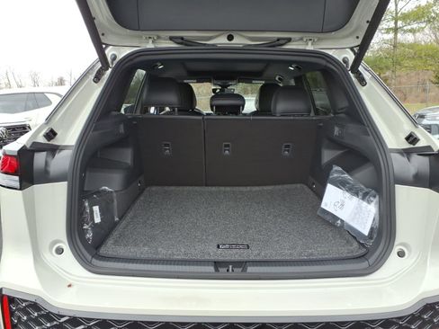 New 2026 Volkswagen Tiguan SE R-Line image 7