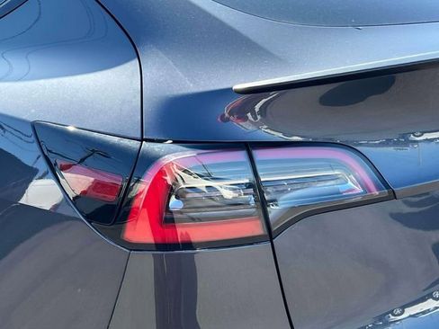 Used 2021 Tesla Model Y Performance image 10