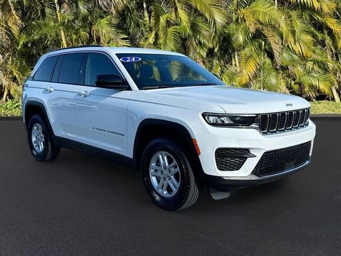 Used 2024 Jeep Grand Cherokee Laredo w/ Luxury Tech Group I RWD image 2